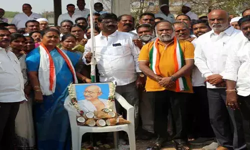 కరెన్సీ నోట్ల మీద మహాత్మా గాంధీ ఫోటో తీసేయాలనే కుట్ర