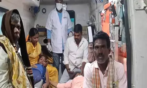 కారు-బైకు ఢీ.. ఇద్ద‌రు చిన్నారుల‌కు గాయాలు