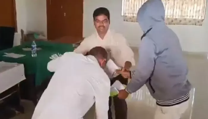 కాళ్లు మొక్కుతా.. బాంచన్ ఒక్క బస్తా యూరియా ఇప్పించండి కాళ్లు మొక్కుతా.. బాంచన్ ఒక్క బస్తా యూరియా ఇప్పించండి