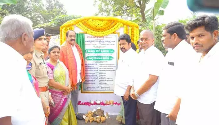 రాజకీయాల్లో నిబద్ధతతో పని చేయాలి : మంత్రి తుమ్మల నాగేశ్వరరావు రాజకీయాల్లో నిబద్ధతతో పని చేయాలి : మంత్రి తుమ్మల నాగేశ్వరరావు