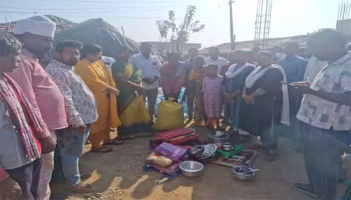 బాధిత కుటుంబాన్ని పరామర్శించిన యంగ్ స్టార్ ఫౌండేషన్ బాధిత కుటుంబాన్ని పరామర్శించిన యంగ్ స్టార్ ఫౌండేషన్