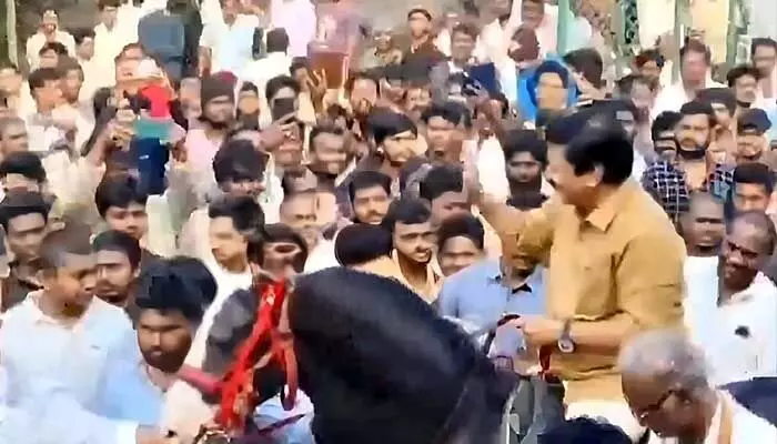 ఎడ్లబండ్ల పోటీలు.. గుర్రంపై వచ్చిన మంత్రి ఎడ్లబండ్ల పోటీలు.. గుర్రంపై వచ్చిన మంత్రి