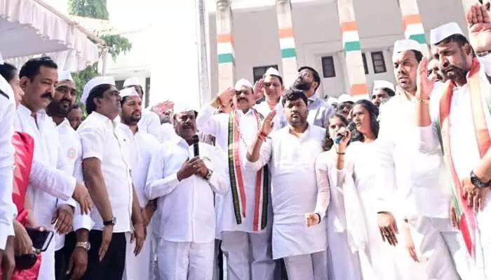 మోడీ పాకిస్థాన్కు భయపడుతున్నారు: టీపీసీసీ చీఫ్మహేష్ కుమార్ గౌడ్ మోడీ పాకిస్థాన్కు భయపడుతున్నారు: టీపీసీసీ చీఫ్మహేష్ కుమార్ గౌడ్