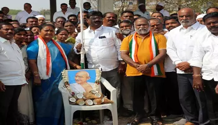 కరెన్సీ నోట్ల మీద మహాత్మా గాంధీ ఫోటో తీసేయాలనే కుట్ర కరెన్సీ నోట్ల మీద మహాత్మా గాంధీ ఫోటో తీసేయాలనే కుట్ర