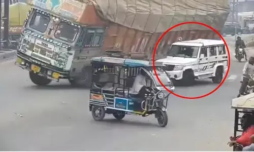 ఘోర రోడ్డు ప్రమాదం.. బొలెరో వాహనంపై పడిన లోడ్ లారీ.. వీడియో వైరల్