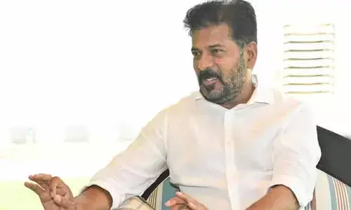 ఆ విషయం కేసీఆర్‍నే అడగాలి.. చిట్ చాట్‍లో రేవంత్ రెడ్డి కామెంట్స్