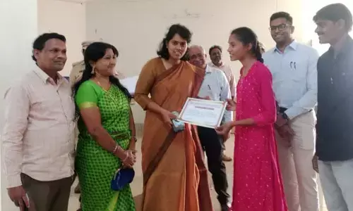తేజస్విని అభినందించిన జిల్లా కలెక్టర్ కీర్తి చేకూరి
