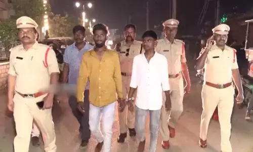 హత్యాయత్నం కేసులో నిందితులను ఊరేగించిన పోలీసులు