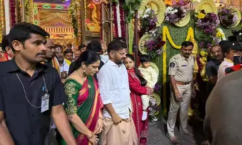 కుటుంబంతో తిరుమల శ్రీవారిని దర్శించుకున్న సీఎం రేవంత్ రెడ్డి