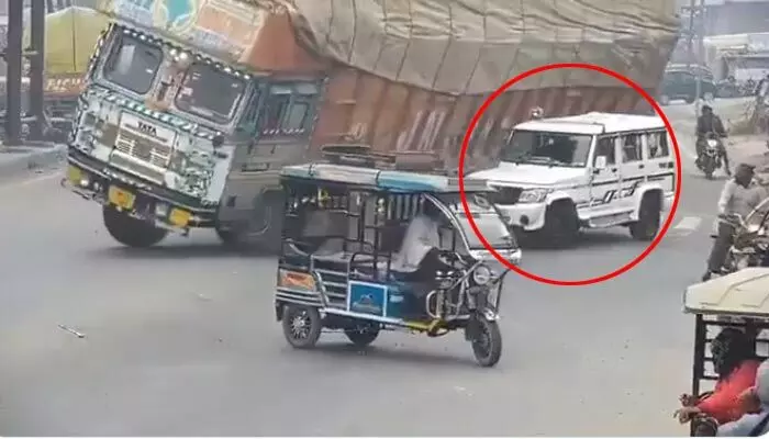 ఘోర రోడ్డు ప్రమాదం.. బొలెరో వాహనంపై పడిన లోడ్ లారీ.. వీడియో వైరల్ ఘోర రోడ్డు ప్రమాదం.. బొలెరో వాహనంపై పడిన లోడ్ లారీ.. వీడియో వైరల్