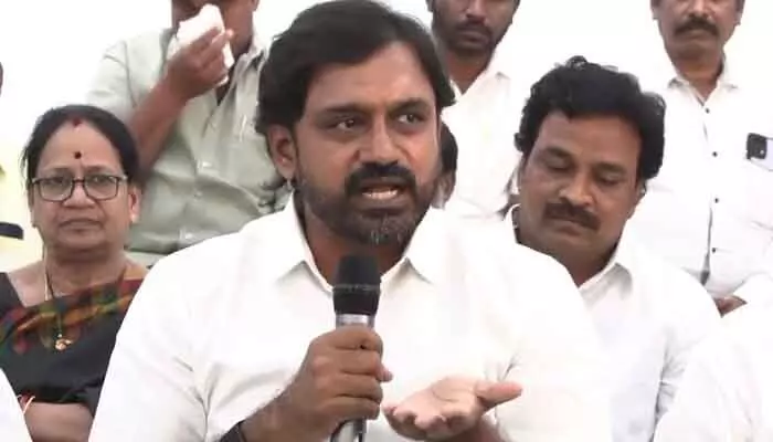 ఆయనకేమైనా కళ్లు దొబ్బాయా? ఎమ్మెల్యే ఆదిరెడ్డి వాసు సీరియస్ కామెంట్స్ ఆయనకేమైనా కళ్లు దొబ్బాయా? ఎమ్మెల్యే ఆదిరెడ్డి వాసు సీరియస్ కామెంట్స్