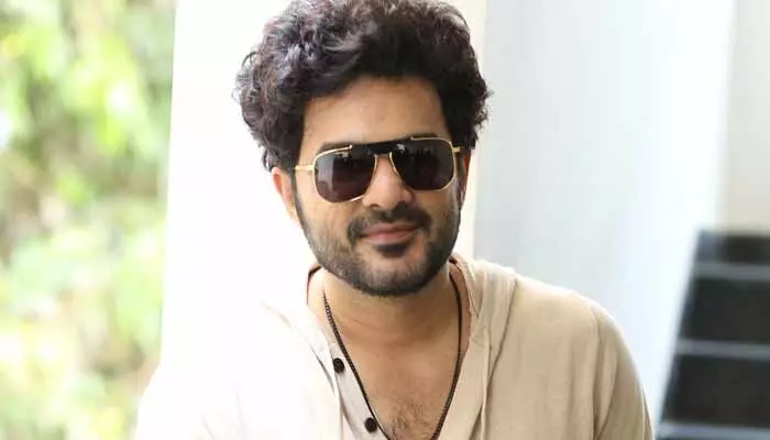 యాక్షన్ కామెడీ ఎంటర్టైనర్తో రాబోతున్న సిద్ధూ జొన్నలగడ్డ.. డైరెక్టర్ ఎవరంటే? యాక్షన్ కామెడీ ఎంటర్టైనర్తో రాబోతున్న సిద్ధూ జొన్నలగడ్డ.. డైరెక్టర్ ఎవరంటే?