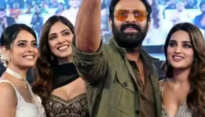 ప్రభాస్ శారీ గిఫ్ట్ ఇవ్వడంపై హీరోయిన్ కామెంట్స్ ! ప్రభాస్ శారీ గిఫ్ట్ ఇవ్వడంపై హీరోయిన్ కామెంట్స్ !