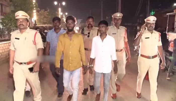 హత్యాయత్నం కేసులో నిందితులను ఊరేగించిన పోలీసులు హత్యాయత్నం కేసులో నిందితులను ఊరేగించిన పోలీసులు