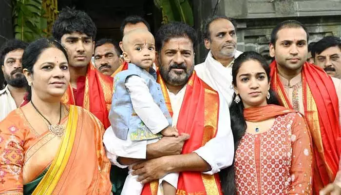 తిరుమలలో CM రేవంత్ రెడ్డి కుటుంబం తిరుమలలో CM రేవంత్ రెడ్డి కుటుంబం