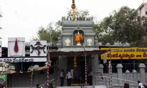 హిమాయత్‌నగర్‌ వేంకటేశ్వరస్వామిని దర్శించుకున్న మంత్రి పొన్నం దంపతులు