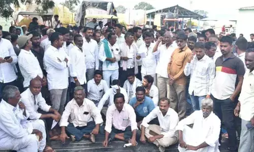 ఆదిలాబాద్ జిల్లాలో సోయా రైతుల ఆందోళన