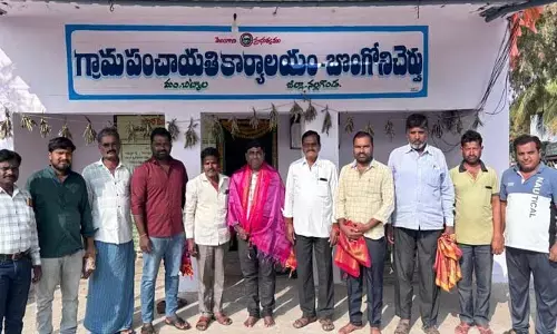 జిల్లా ఉత్తమ పంచాయతీ కార్యదర్శికి సన్మానం
