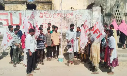 విద్యార్థుల సమస్యలు పరిష్కరించేంత వరకు ఎస్ఎఫ్ఐ  పోరాటం ఆగదు : ఎస్ఎఫ్ఐ రాష్ట్ర నాయ‌కులు న‌ర‌హ‌రి