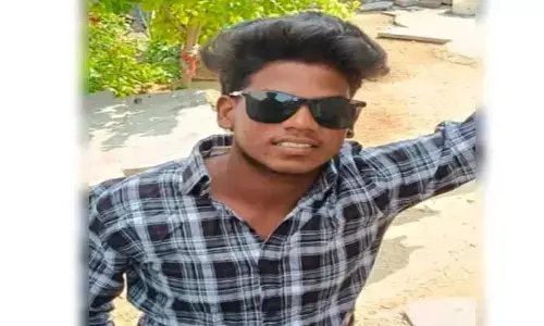 టిప్ప‌ర్ ఢీ కొని బైకు మైకానిక్ దుర్మ‌ర‌ణం