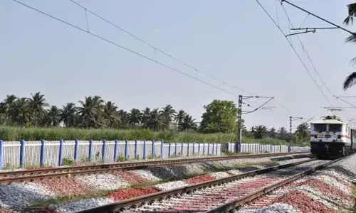టెర్రర్ మాంజా.. గాలిపటాలపై రైల్వేశాఖ కీలక విజ్ఞప్తి