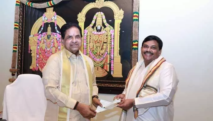టీటీడీకి విరాళం అందించిన వ్యాపారి టీటీడీకి విరాళం అందించిన వ్యాపారి