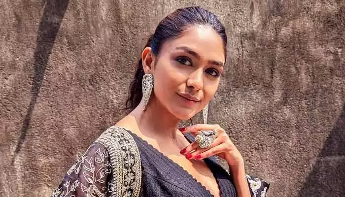 ఆ మూవీలో నా క్యారెక్టర్ మీ ఊహలకు మించి ఉంటుంది.. మృణాల్ ఠాకూర్ ఇంట్రెస్టింగ్ కామెంట్స్ ఆ మూవీలో నా క్యారెక్టర్ మీ ఊహలకు మించి ఉంటుంది.. మృణాల్ ఠాకూర్ ఇంట్రెస్టింగ్ కామెంట్స్