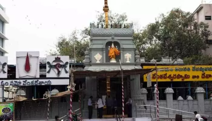 హిమాయత్నగర్ వేంకటేశ్వరస్వామిని దర్శించుకున్న మంత్రి పొన్నం దంపతులు హిమాయత్నగర్ వేంకటేశ్వరస్వామిని దర్శించుకున్న మంత్రి పొన్నం దంపతులు