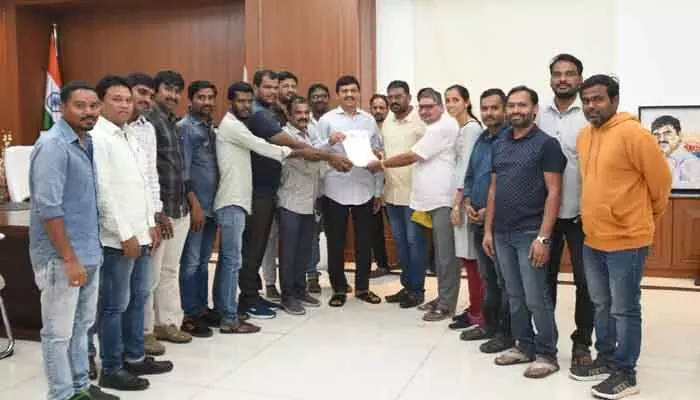 అక్రిడిటేషన్, మీడియా కార్డులకు తేడా లేదు.. మంత్రి పొంగులేటి కీలక ప్రకటన అక్రిడిటేషన్, మీడియా కార్డులకు తేడా లేదు.. మంత్రి పొంగులేటి కీలక ప్రకటన