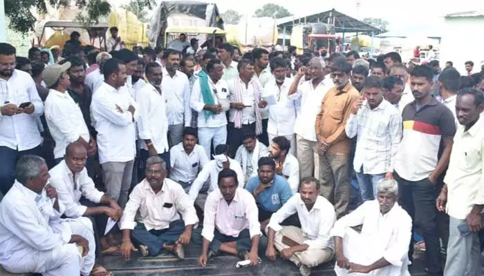 ఆదిలాబాద్ జిల్లాలో సోయా రైతుల ఆందోళన ఆదిలాబాద్ జిల్లాలో సోయా రైతుల ఆందోళన