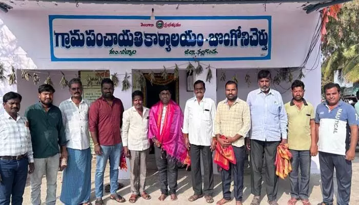 జిల్లా ఉత్తమ పంచాయతీ కార్యదర్శికి సన్మానం జిల్లా ఉత్తమ పంచాయతీ కార్యదర్శికి సన్మానం
