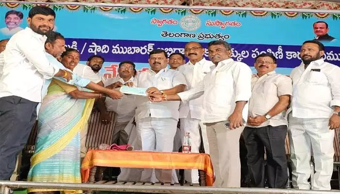 దేవరకొండలో 407 మంది లబ్ధిదారులకు కళ్యాణ లక్ష్మి, షాది ముబారక్ చెక్కుల పంపిణీ : ఎమ్మెల్యే బాలు నాయక్ దేవరకొండలో 407 మంది లబ్ధిదారులకు కళ్యాణ లక్ష్మి, షాది ముబారక్ చెక్కుల పంపిణీ : ఎమ్మెల్యే బాలు నాయక్