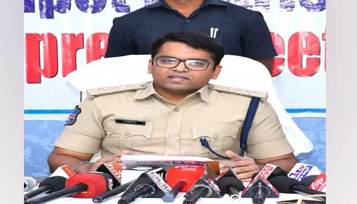 నూతన సంవత్సర వేడుకలు ప్రశాంత వాతావరణంలో జరుపుకోవాలి : ఎస్పీ వినీత్ నూతన సంవత్సర వేడుకలు ప్రశాంత వాతావరణంలో జరుపుకోవాలి : ఎస్పీ వినీత్