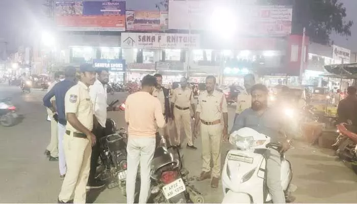 జిల్లా వ్యాప్తంగా అక్రమ కార్యకలాపాలపై గట్టి నిఘా : ఎస్పీ జానకి జిల్లా వ్యాప్తంగా అక్రమ కార్యకలాపాలపై గట్టి నిఘా : ఎస్పీ జానకి