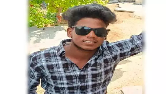 టిప్పర్ ఢీ కొని బైకు మైకానిక్ దుర్మరణం టిప్పర్ ఢీ కొని బైకు మైకానిక్ దుర్మరణం