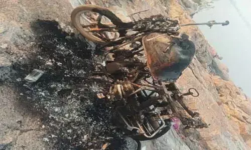ద్విచ‌క్ర వాహ‌నం ద‌గ్దం.. భ‌యాందోళ‌న‌లో స్థానికులు