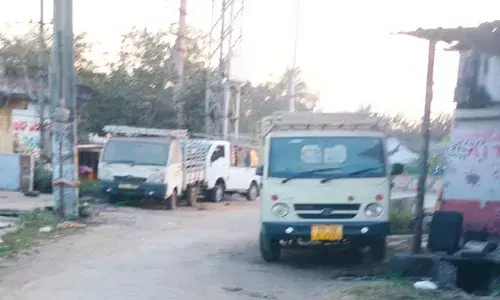 ఇది గల్లీ నా... ఆటో గ్యారేజీలకు అడ్డానా..?