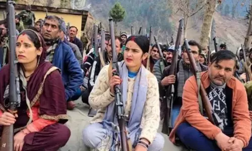 JAMMU KASHMIR: ఉగ్రవాదులను ఉరికించేందుకు బార్డర్‌లో తుపాకులు పట్టిన గ్రామస్తులు