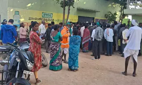 సొసైటీల ముందు రైతులు క్యూ