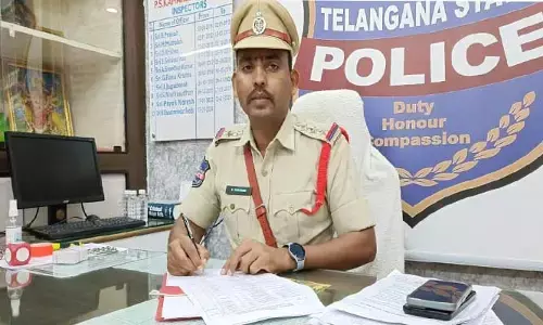 తాత్కాలిక ఆనందం కోసం విలువైన భవిష్యత్తును నాశనం చేసుకోవద్దు : సీఐ న‌ర‌హ‌రి
