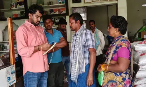 యూరియా కా రైతులు ఫర్టిలైజర్ బుకింగ్ యాప్ లో బుక్ చేసుకోవాలి : త‌హ‌శీల్దార్
