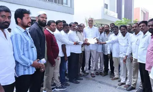 పిల్లలకు సరిగ్గా అన్నం పెట్టలేని చేతగాని సర్కారు ఇది: హరీష్ రావు ఫైర్