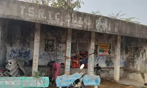 బస్టాప్‌ గుడారాలే నివాసం..