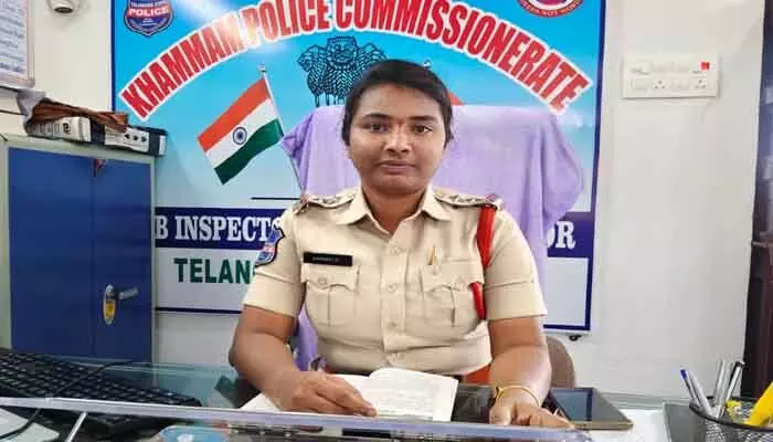 న్యూ ఇయర్ వేడుకలు రోడ్లపై జరపవద్దు : ఎస్సై నార బోయిన సంధ్య న్యూ ఇయర్ వేడుకలు రోడ్లపై జరపవద్దు : ఎస్సై నార బోయిన సంధ్య