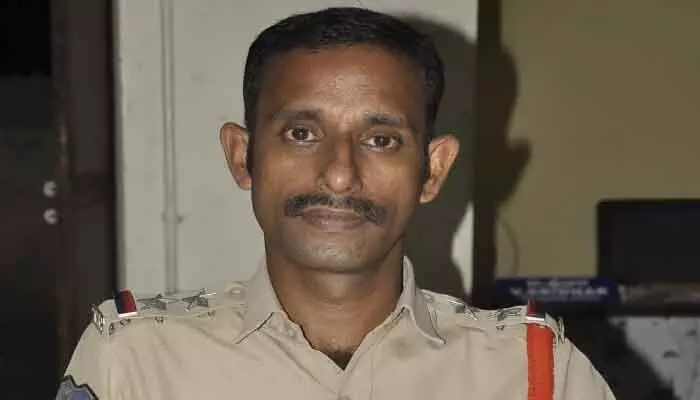న్యూఇయర్ వేడుకలు ప్రశాంతంగా జరుపుకోవాలి : ఎస్ఐ నాగరాజు న్యూఇయర్ వేడుకలు ప్రశాంతంగా జరుపుకోవాలి : ఎస్ఐ నాగరాజు