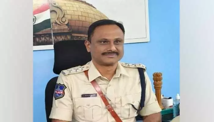 కొత్త సంవత్సరం వేడుకల్లో అప్రమత్తంగా ఉండాలి : డీఎస్పీ శ్రీనివాస్ రెడ్డి కొత్త సంవత్సరం వేడుకల్లో అప్రమత్తంగా ఉండాలి : డీఎస్పీ శ్రీనివాస్ రెడ్డి