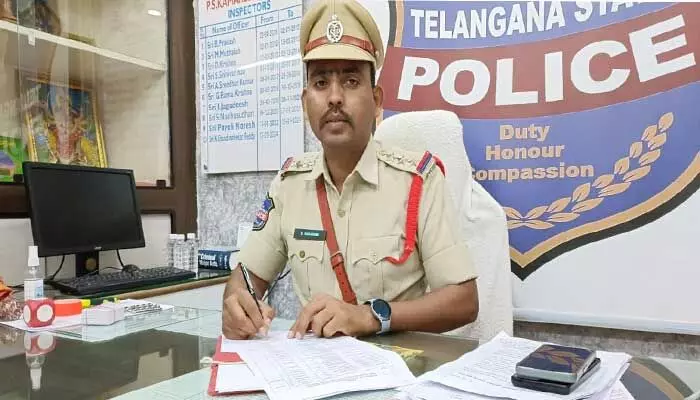 తాత్కాలిక ఆనందం కోసం విలువైన భవిష్యత్తును నాశనం చేసుకోవద్దు : సీఐ నరహరి తాత్కాలిక ఆనందం కోసం విలువైన భవిష్యత్తును నాశనం చేసుకోవద్దు : సీఐ నరహరి