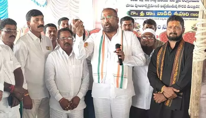 ఎన్నికల విడిపోయిన చేతులే అభివృద్ధిలో కలుపుదాం : మంత్రి వాకిటి శ్రీహరి ఎన్నికల విడిపోయిన చేతులే అభివృద్ధిలో కలుపుదాం : మంత్రి వాకిటి శ్రీహరి