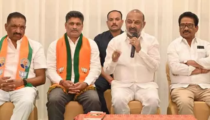 కరీంనగర్ మేయర్ పీఠం మాదే.. కేంద్ర మంత్రి బండి సంజయ్ కీలక వ్యాఖ్యలు కరీంనగర్ మేయర్ పీఠం మాదే.. కేంద్ర మంత్రి బండి సంజయ్ కీలక వ్యాఖ్యలు