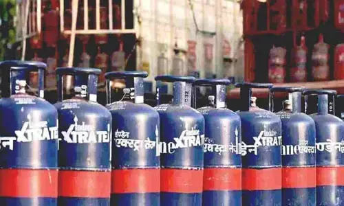 మరోసారి పెరిగిన కమర్షియల్ సిలిండర్ ధరలు!